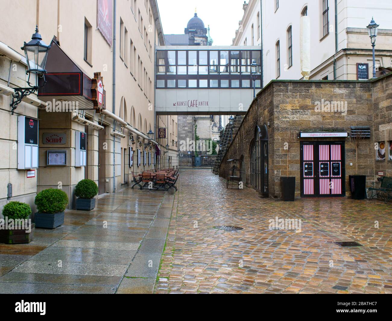 Dresden Kneipenmeile Münzgasse in der Altstadt bei Regen während Coronavirus Lockdown 2020 COVID-19 restaurantes de Gastronomie Foto de stock