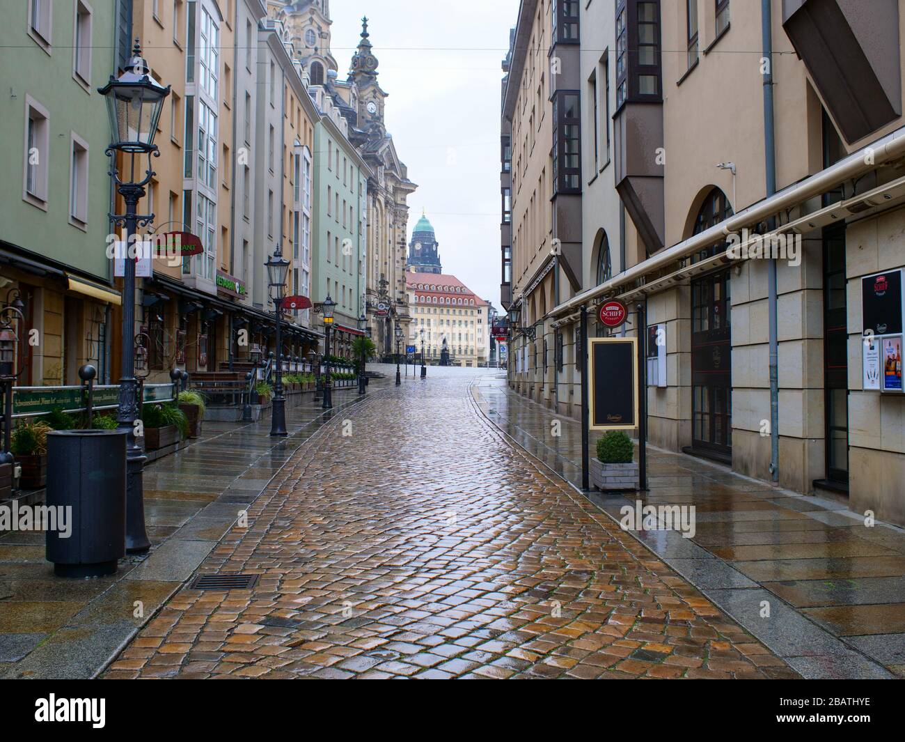 Dresden Kneipenmeile Münzgasse in der Altstadt bei Regen während Coronavirus Lockdown 2020 COVID-19 restaurantes de Gastronomie Foto de stock