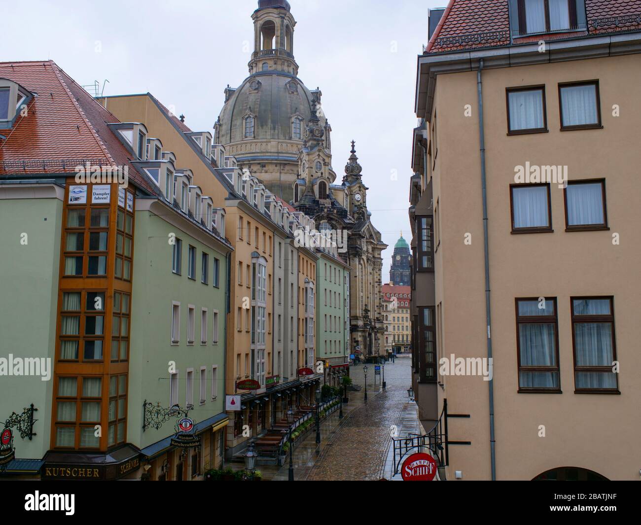 Dresden Kneipenmeile Münzgasse in der Altstadt bei Regen während Coronavirus Lockdown 2020 COVID-19 restaurantes de Gastronomie Foto de stock