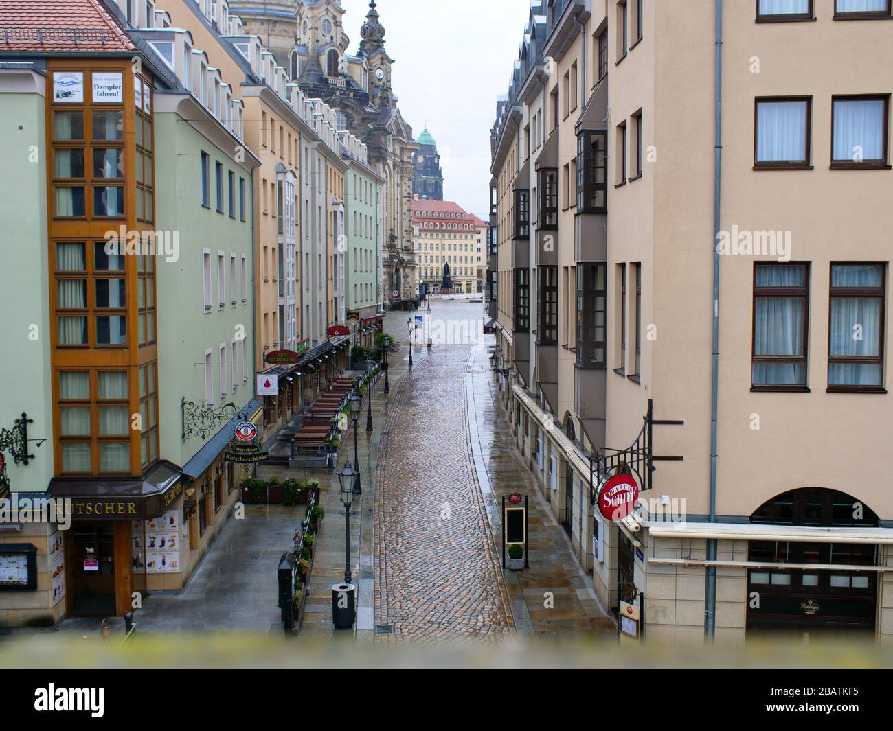 Dresden Kneipenmeile Münzgasse in der Altstadt bei Regen während Coronavirus Lockdown 2020 COVID-19 restaurantes de Gastronomie Foto de stock