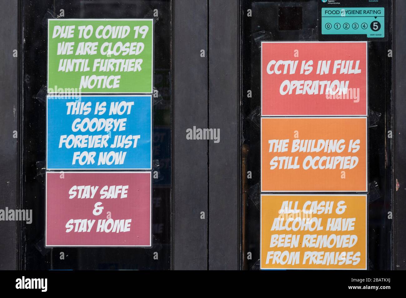 El Cliff Pub, casa pública, cerró durante el cierre del brote pandémico COVID-19 Coronavirus. Mensajes a los clientes. Esto no es adiós. Manténgase seguro Foto de stock