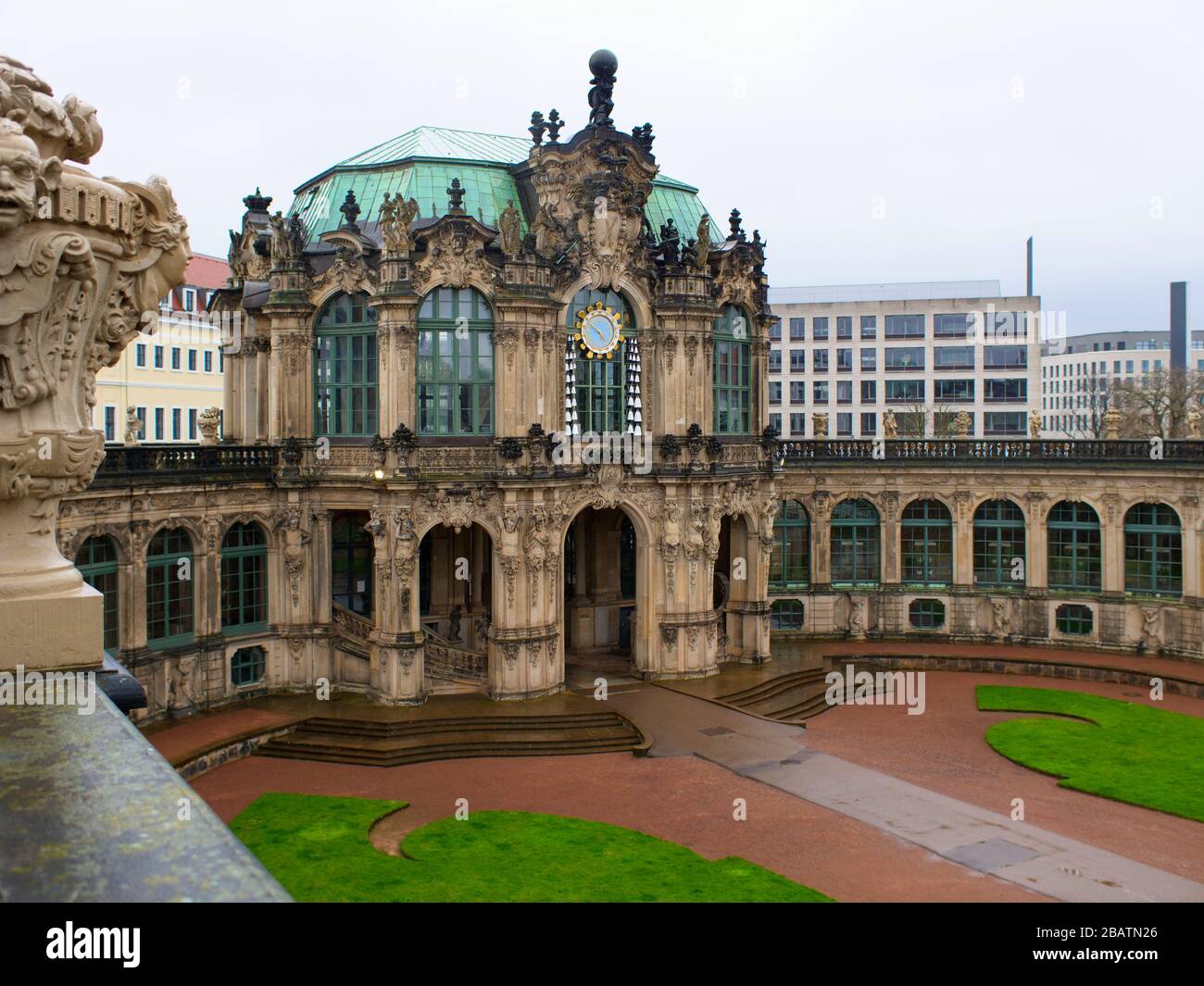 Dresden Zwinger während Coronavirus Lockdown 2020 Glockenspielpavillon Innenhof in der dresdner Altstadt Sehenswürdigkeit bei Regen Foto de stock