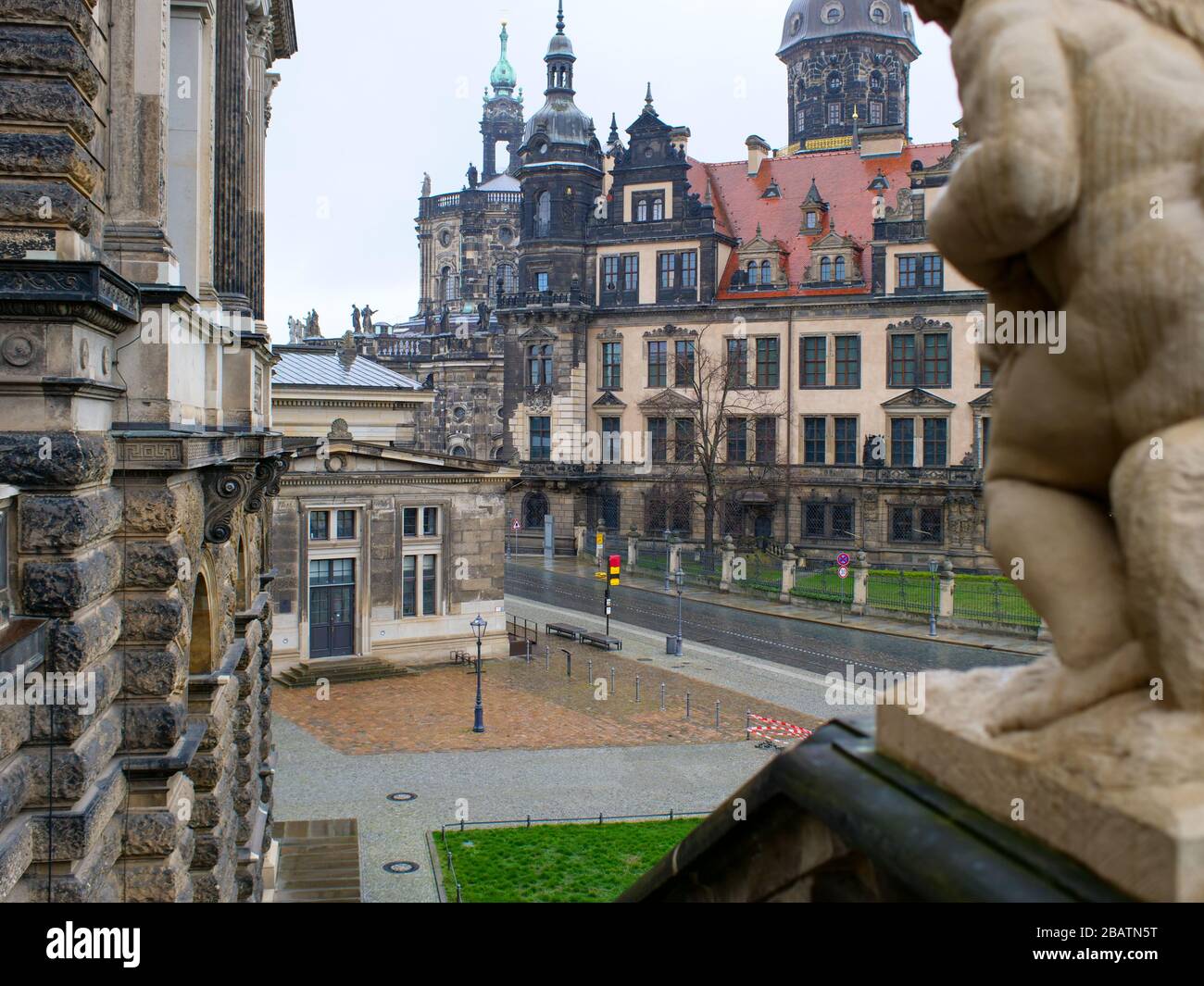 Blick vom Dresdner Zwinger auf das Residenzschloss während Coronavirus Lockdown 2020 im Regen Foto de stock