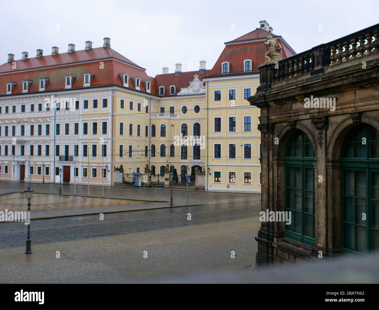 Hotel Taschenbergpalais en Dresden Kempinski Luxushotel während Coronavirus Lockdown 2020 bei Regen Foto de stock