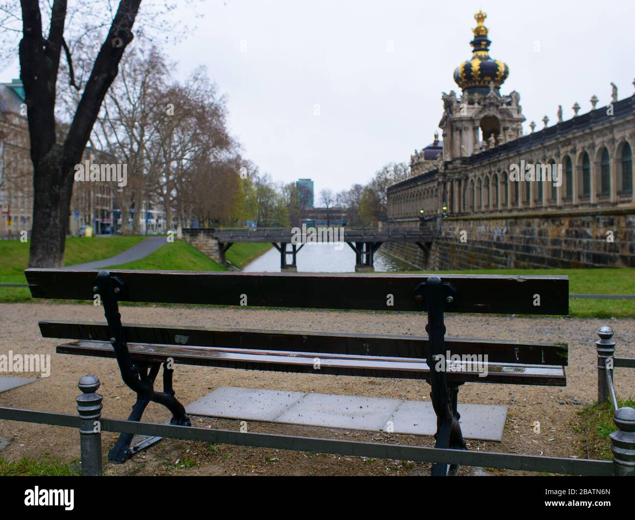 Leere Parkbänke während Coronavirus am Dresden Zwinger Teich Zwingerteich COVID-19 bloqueo 2020 Foto de stock