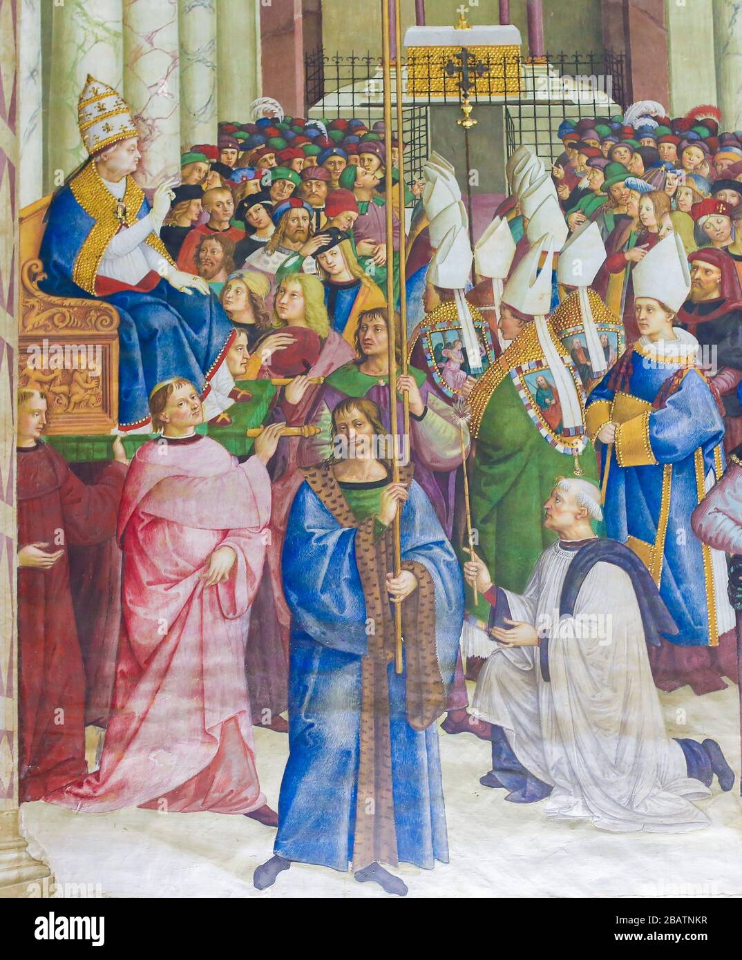 SIENA, ITALIA - 10 DE JULIO de 2017: Frescos (1502) en la Biblioteca Piccolomini en la Catedral de Siena, Toscana, Italia, por Pinturicchio representando al Papa Pío II enteri Foto de stock
