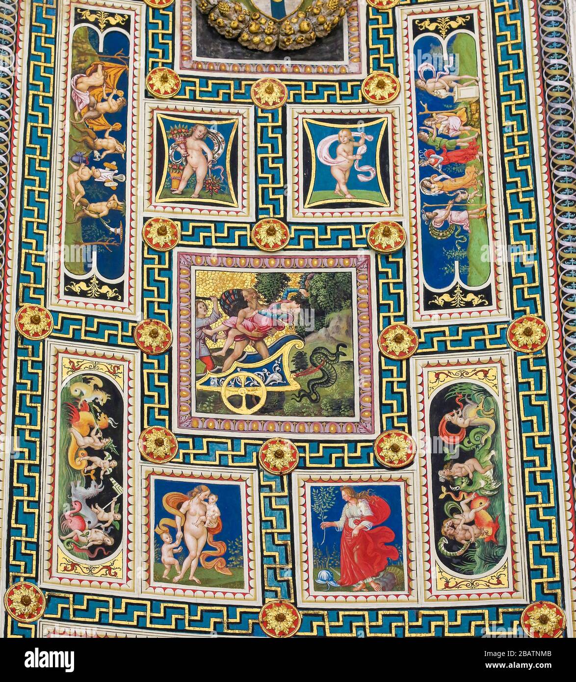 SIENA, ITALIA - 10 DE JULIO de 2017: Frescos (1502) en el techo de la Biblioteca Piccolomini en la Catedral de Siena, Toscana, Italia, por Pinturicchio Foto de stock