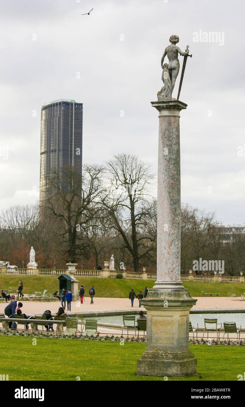 Estatua de David, Conquistador del Goliat Gigante, en el Jardin du Luxembourg, París, Francia, con el Tour Monparnasse en el fondo. Foto de stock