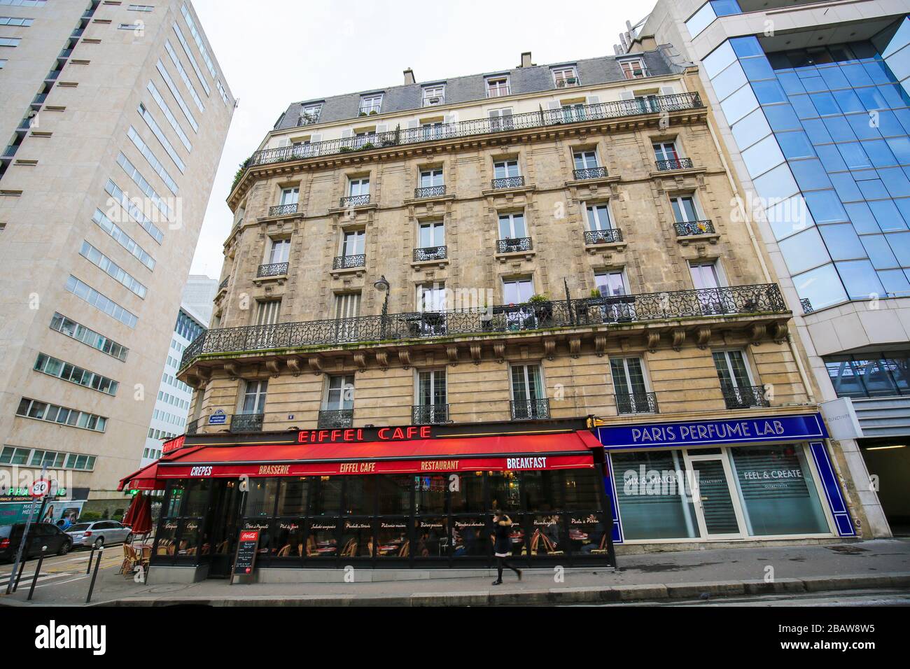 París, Francia - 11 de febrero de 2019: Eiffel Cafe en una calle típica de París, Francia Foto de stock