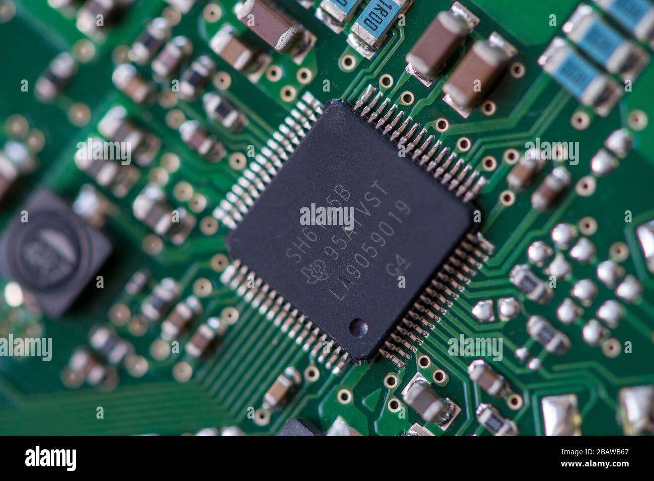 TIMISOARA, RUMANIA - 10 DE NOVIEMBRE de 2019: Primer plano de un circuito  integrado SH6125B de Texas Instruments. Componentes electrónicos Fotografía  de stock - Alamy