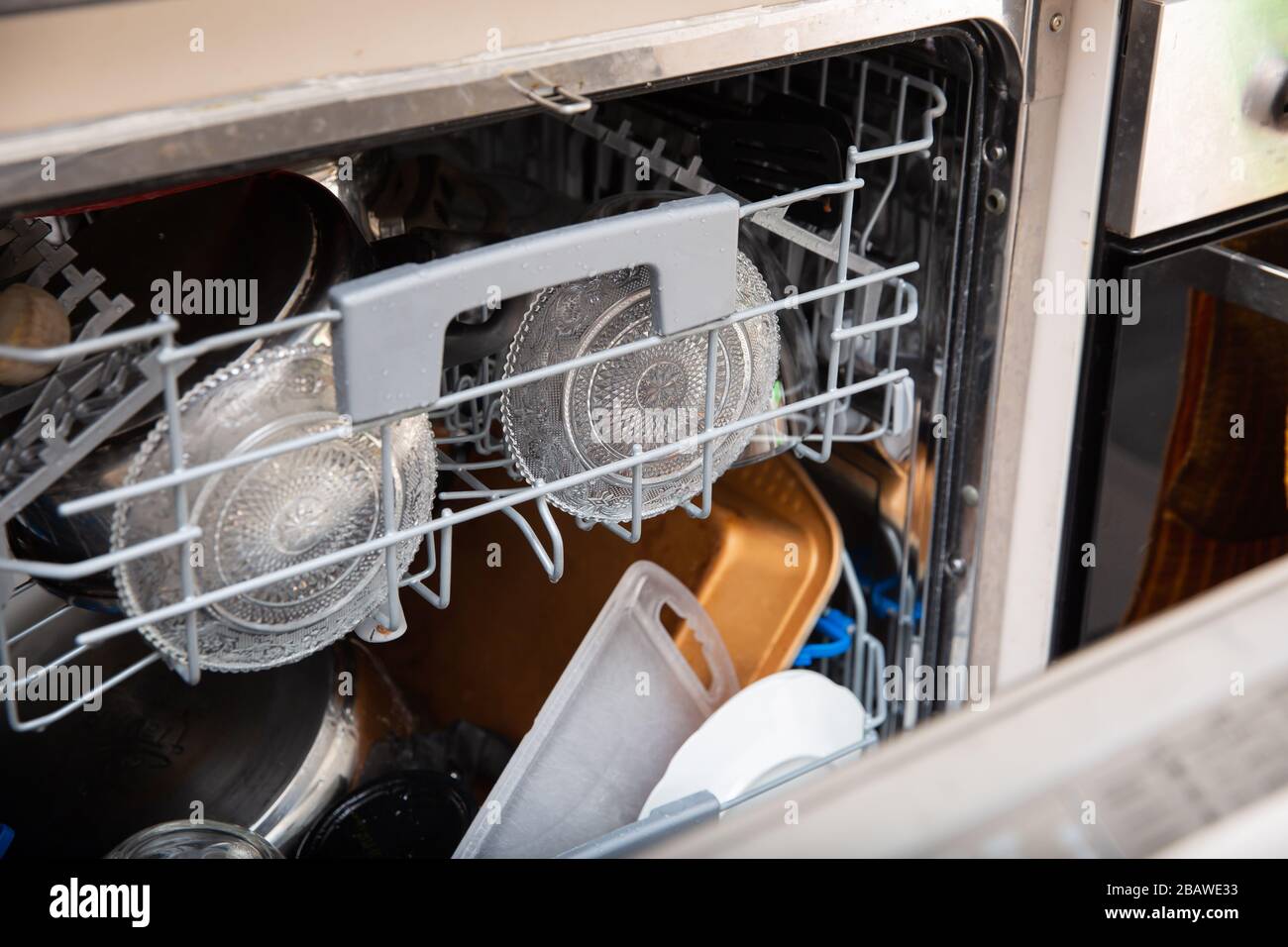 Un lavavajillas es un dispositivo que ahorra tiempo, agua y electricidad y  todos los platos se lavan a fondo Fotografía de stock - Alamy