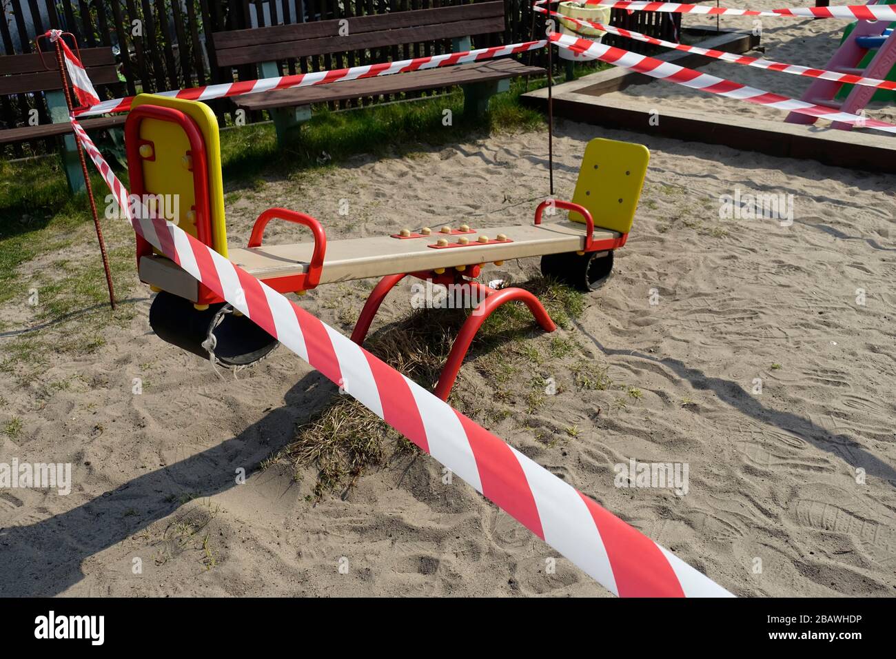 Corona virus, parque cerrado en Berlín debido a la prohibición de contacto Foto de stock