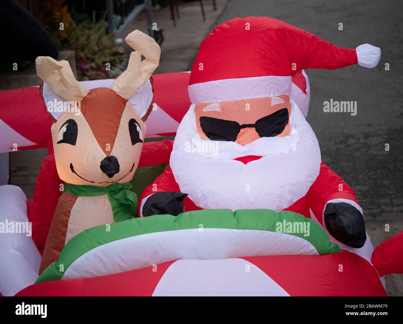 Inflable Santa conduciendo su trineo Fotografía de stock - Alamy