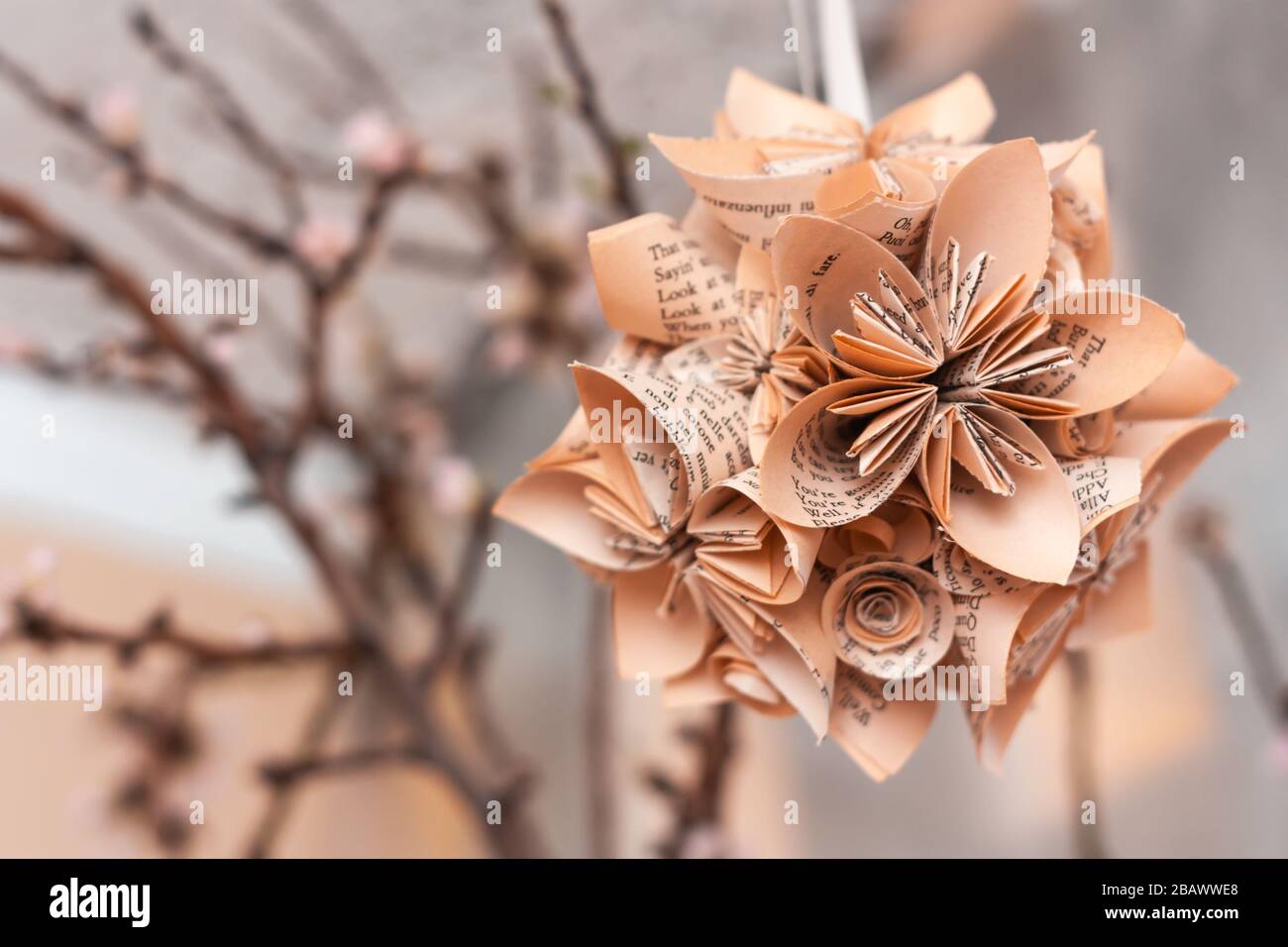 Juguete de papel de árbol de Navidad hecho a mano. Bola de papel. Flores por hoja de libro. Colores delicados Fotografía de stock - Alamy Juguete de papel de árbol de Navidad hecho a mano. Bola de papel. Flores por hoja de libro. Colores delicados Fotografía de stock - Alamy