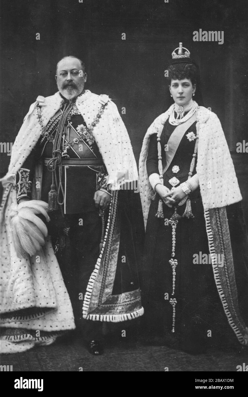 Rey Eduardo VII (1841-1910) y Alexandra, Reina Consort, (1844-1925) en traje Regal completo, c. 1906. Decorado gloriosamente en una inspiradora muestra de joyas reales, batas de piel de ermina blanca, medallas, salpullidos, trenzas intrincadas, sombrero de plumón, mangas bordadas de chaqueta, corona de diamante y un suministro de perlas de dos vidas, postura de rey y reina para una fotografía oficial. Hermoso e increíble. Para ver mis imágenes de la vendimia relacionadas con Royals, busque: Prestor vintage Royal Foto de stock