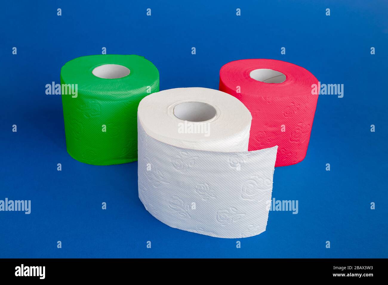Rollos de papel higiénico de colores con bandera italiana concepto  coronavirus mínimo creativo Fotografía de stock - Alamy