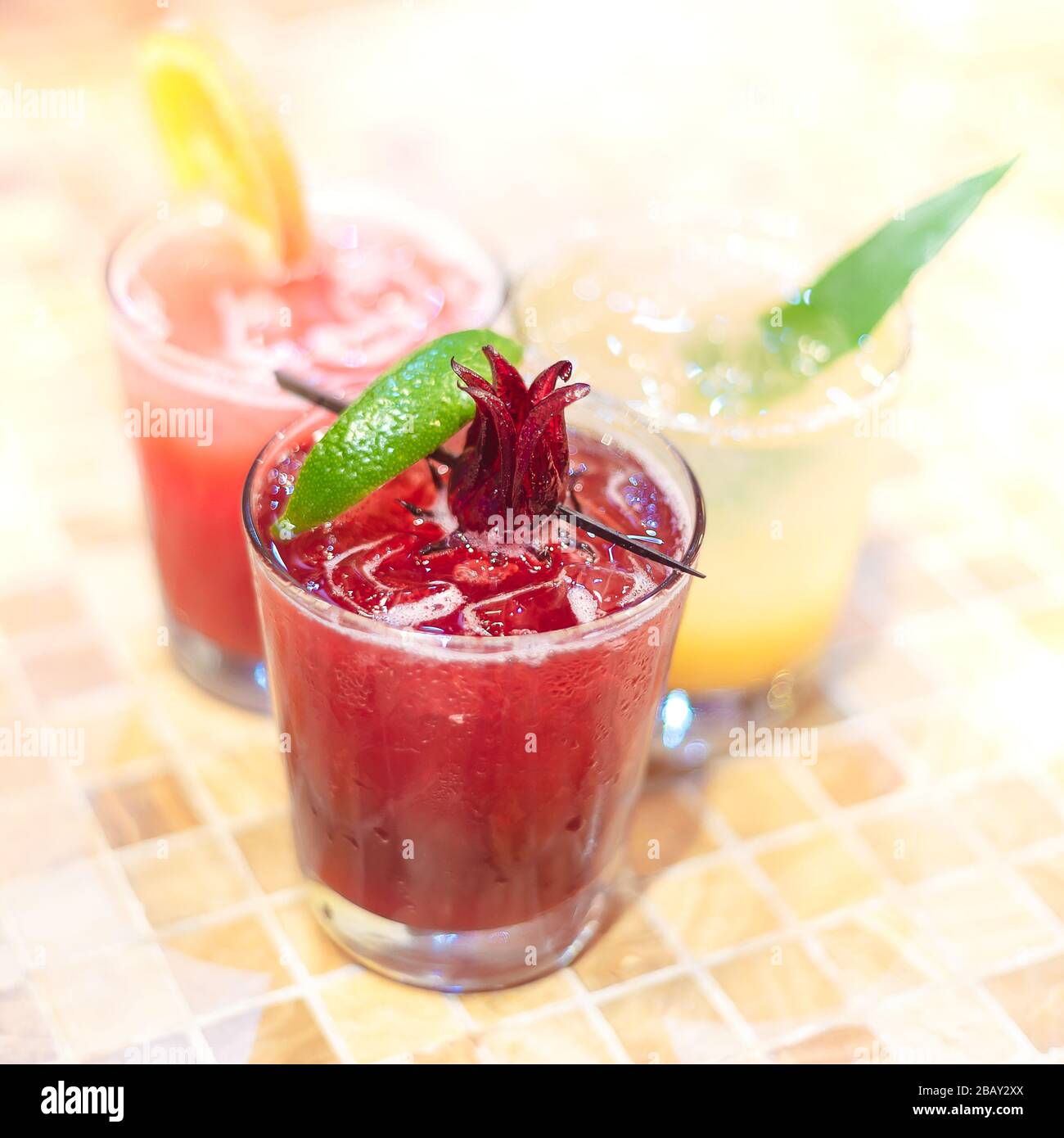 3 bebidas alcohólicas mexicanas de hibisco limón lima pomelo con hibisco  flor limón sobre la superficie de baldosas claras soplado fondo alto clave  Fotografía de stock - Alamy