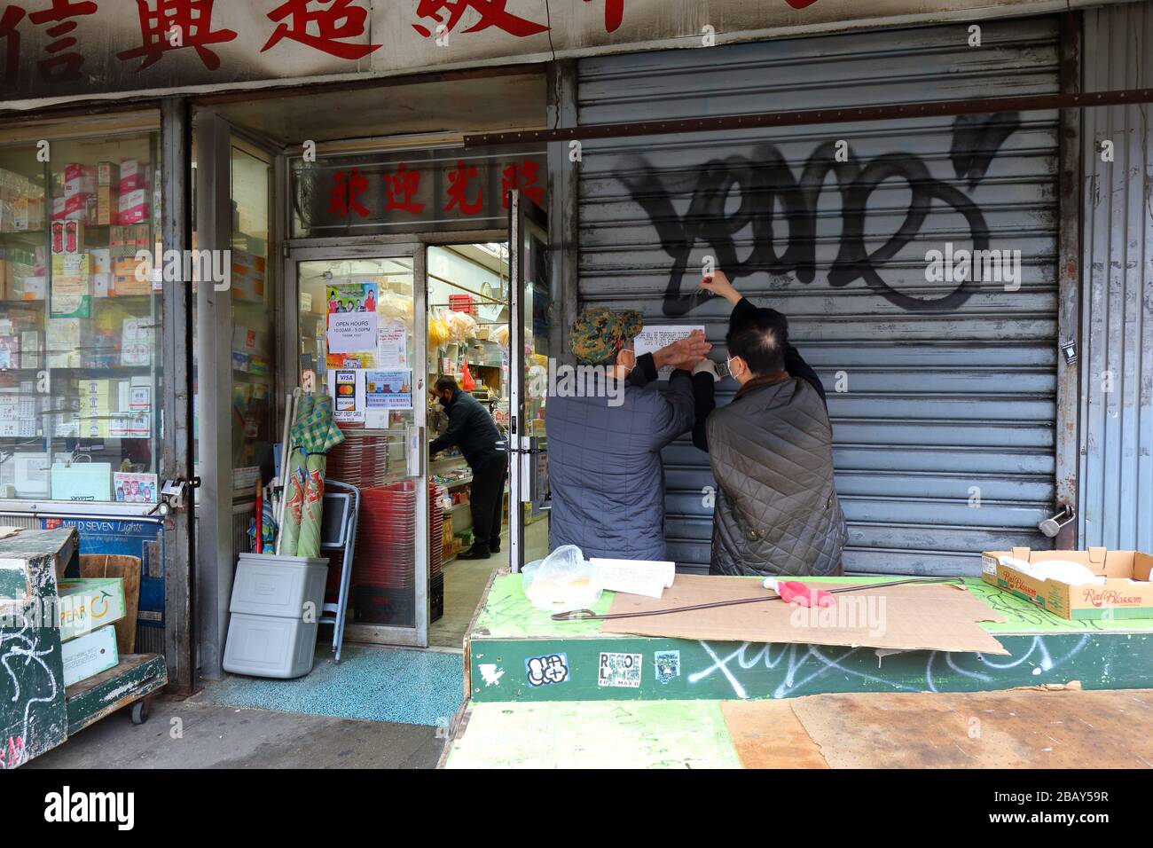 Nueva York, NY, 29 de marzo de 2020. Tan Tin Hung, un supermercado asiático en Manhattan Chinatown, publica un cartel indicando que la tienda estará cerrada hasta nuevo aviso debido a la pandemia de coronavirus COVID 19. Las tiendas de comestibles étnicas en toda la Ciudad han comenzado a cerrar temporalmente debido a problemas de la cadena de suministro, incluyendo proveedores que deteniendo los envíos a la Ciudad, y el cierre como una precaución para proteger a los trabajadores. Crédito: Robert K. Chin. Foto de stock