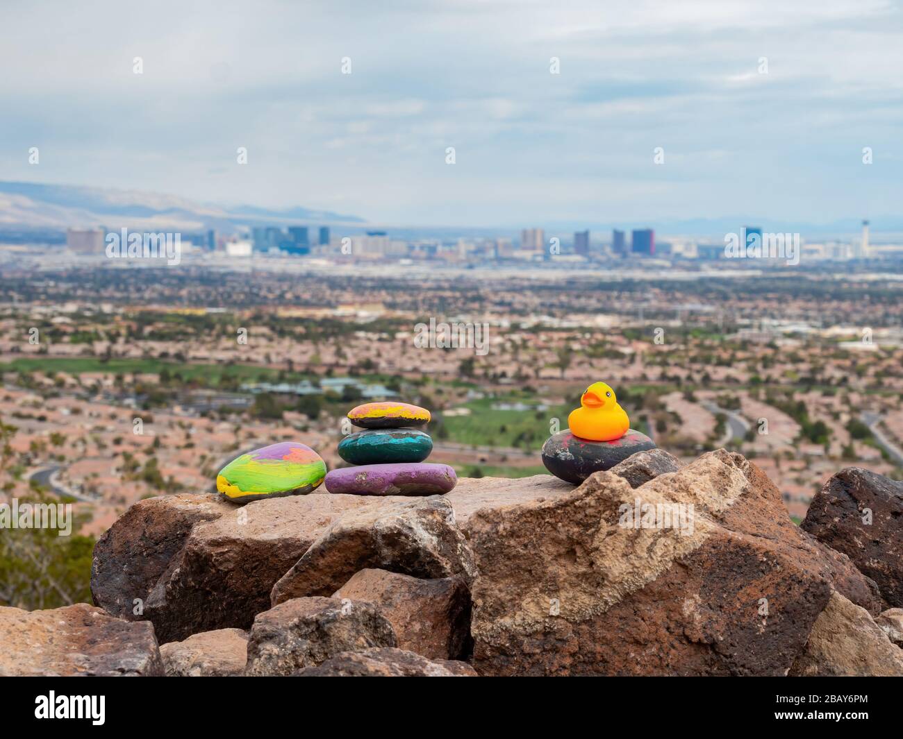 Pato de goma amarillo roca colorida y la famosa vista de la franja en