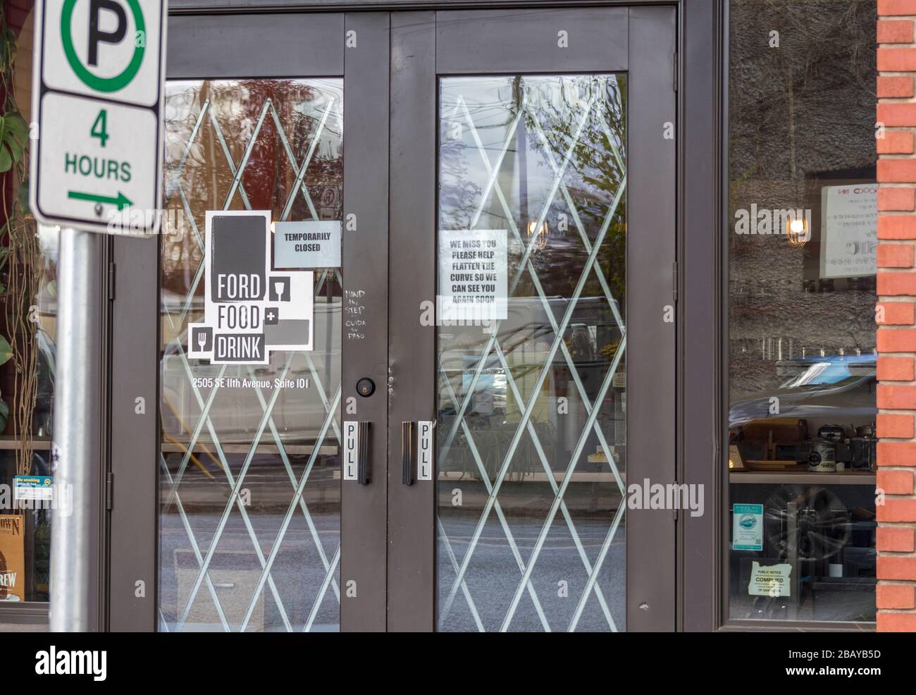 Portland, OR / USA - Marzo de 29 2020: Cartel en la puerta delantera de una  empresa notificando sobre el cierre temporal debido al coronavirus COVID-19  y su Fotografía de stock - Alamy