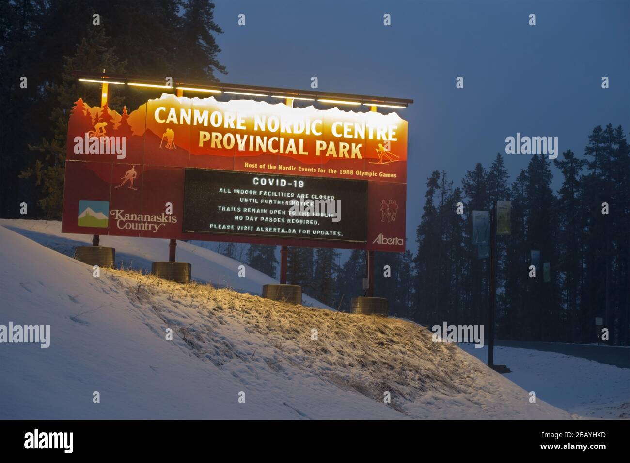 Tabla de información en la entrada al Canmore Nordic Centre. Restricción de acceso a vehículos de Parques provinciales de Alberta, pandemia del virus COVID-19, Canadá Foto de stock