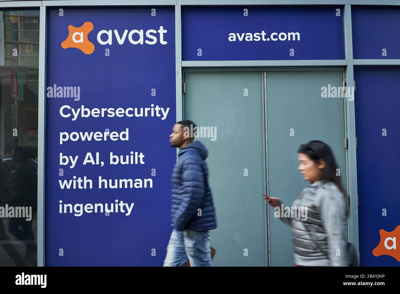 Los peatones pasan por delante de la multinacional Checa de software de ciberseguridad Avast Software en la oficina de San Francisco el domingo, 23 de febrero de 2020. Foto de stock