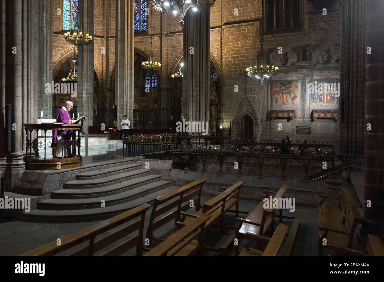 Misa en la Catedral de Barcelona a puerta cerrada. Foto de stock