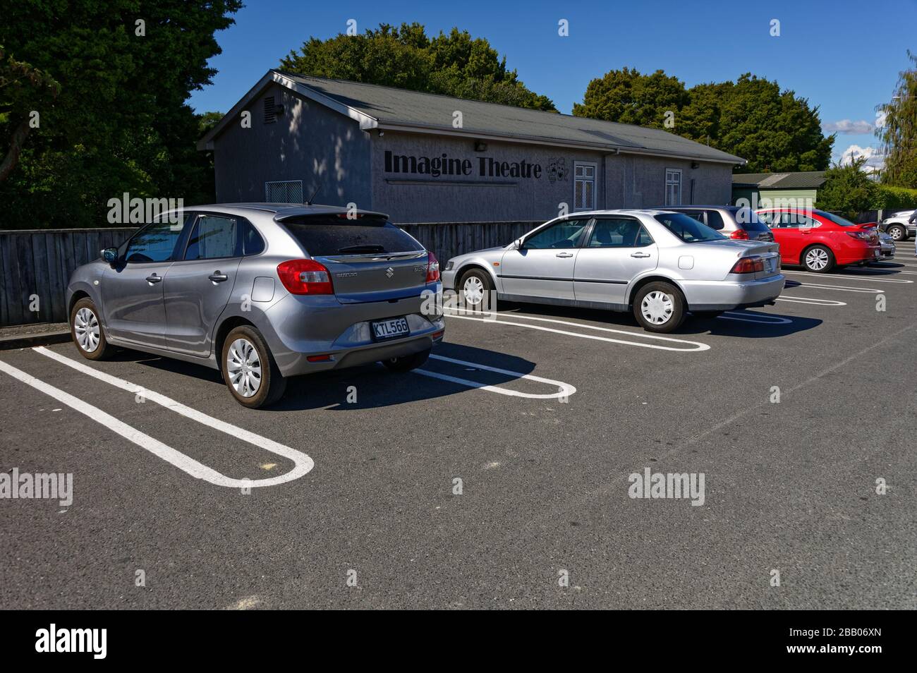 Motueka, Isla del Sur, Nueva Zelanda, Marzo 30 2020 los coches estacionan dejando un espacio vacío entre ellos para asegurar que las reglas de distanciamiento social se cumplan durante la c Foto de stock
