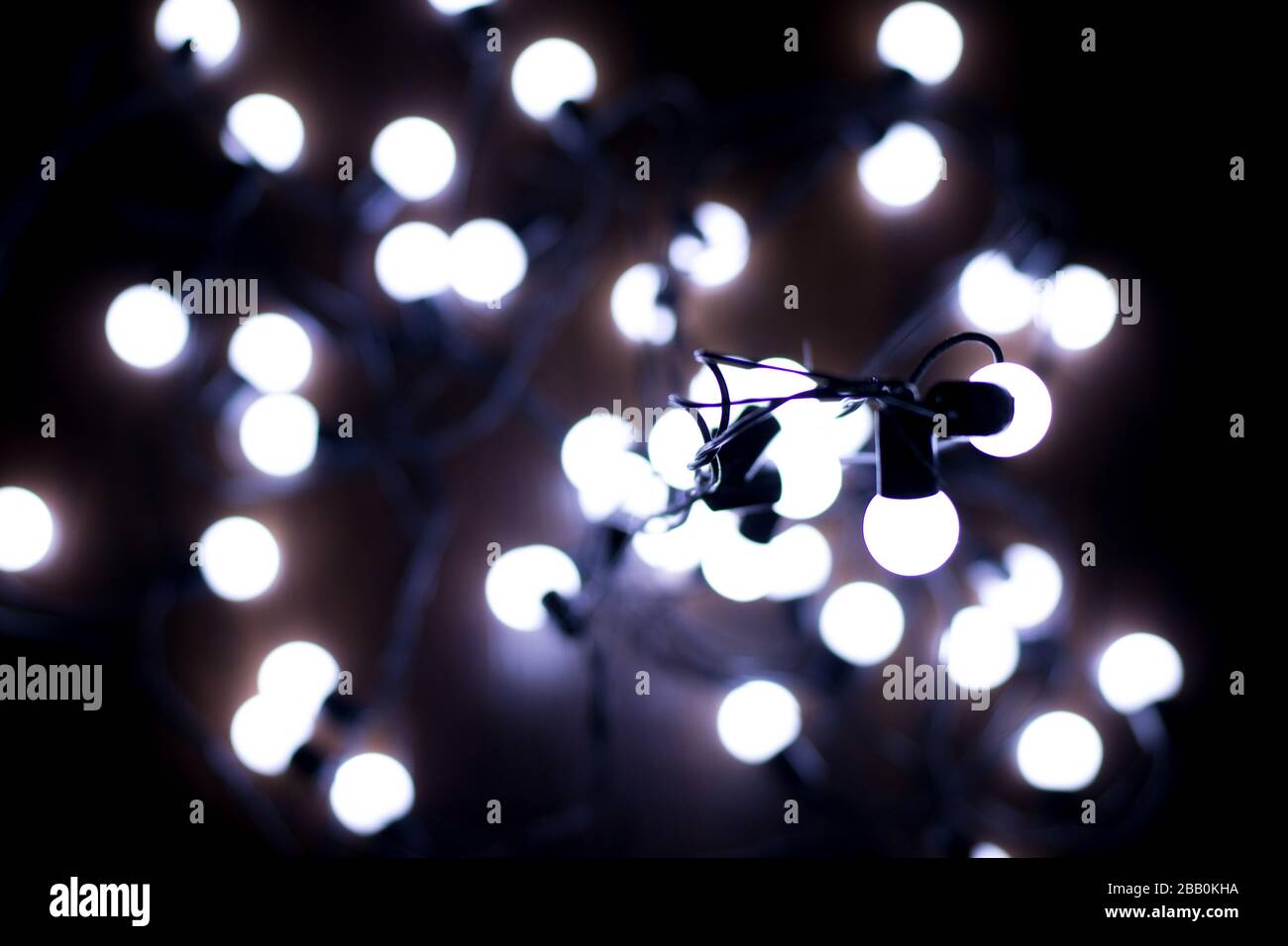 Conquista objetivo Falange Pequeñas luces blancas en un fondo guirnalda, borroso y creativo Fotografía  de stock - Alamy