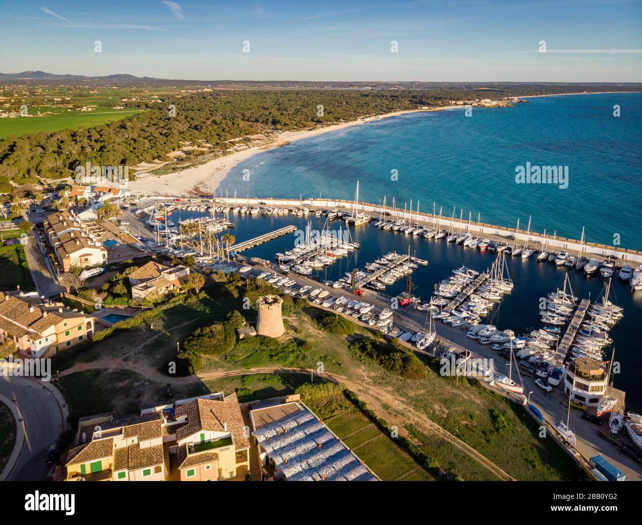 Playa y puerto deportivo de Sa Rapita, Campos del Puerto, Mallorca, Islas  Baleares, España Fotografía de stock - Alamy