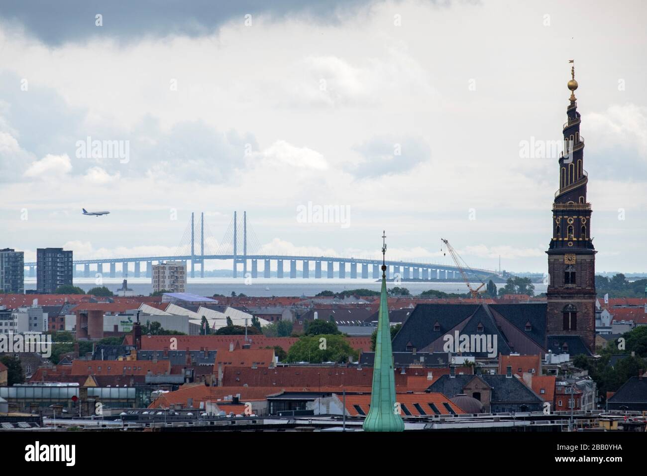 Avión volando sobre Copenhague con el puente Oresund en el fondo, Copenhague, Dinamarca, Europa Foto de stock