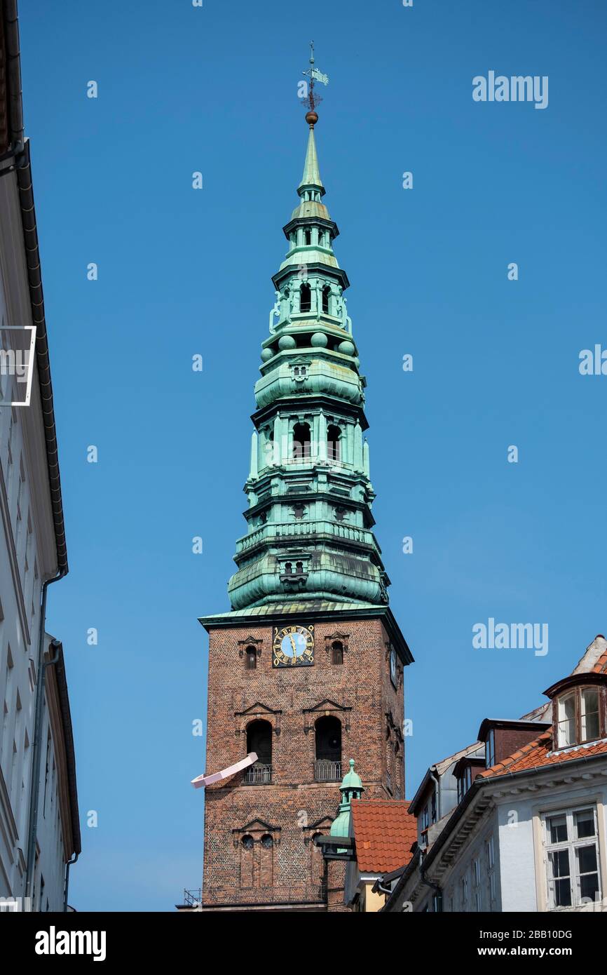 Antigua torre de la iglesia de San Nicolás con el anillo rosa "cosas para una torre simétrica" de arte en el Centro de Arte Contemporáneo Nikolaj en Copenhague, Dinamarca Foto de stock
