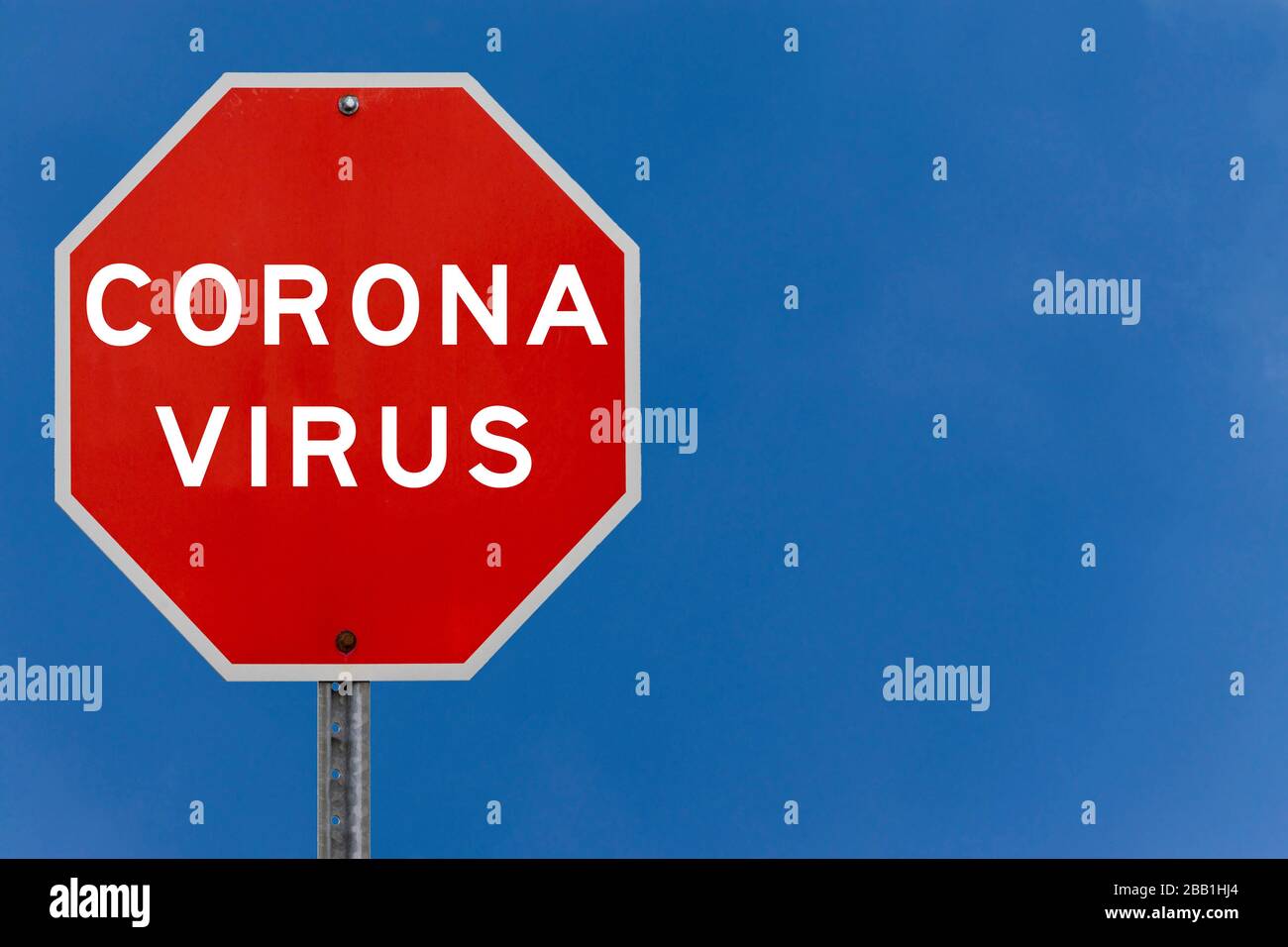 Señal de advertencia del virus de la corona con fondo azul claro del cielo Foto de stock