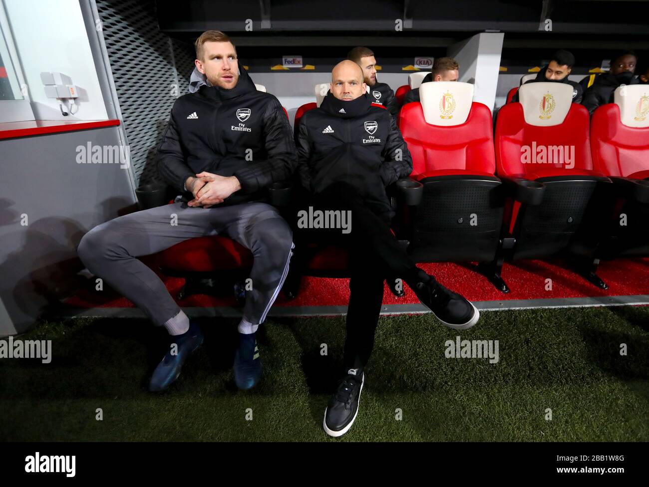Freddie Ljungberg (derecha), gerente interino del Arsenal y Per Mertesacker en el banquillo Foto de stock