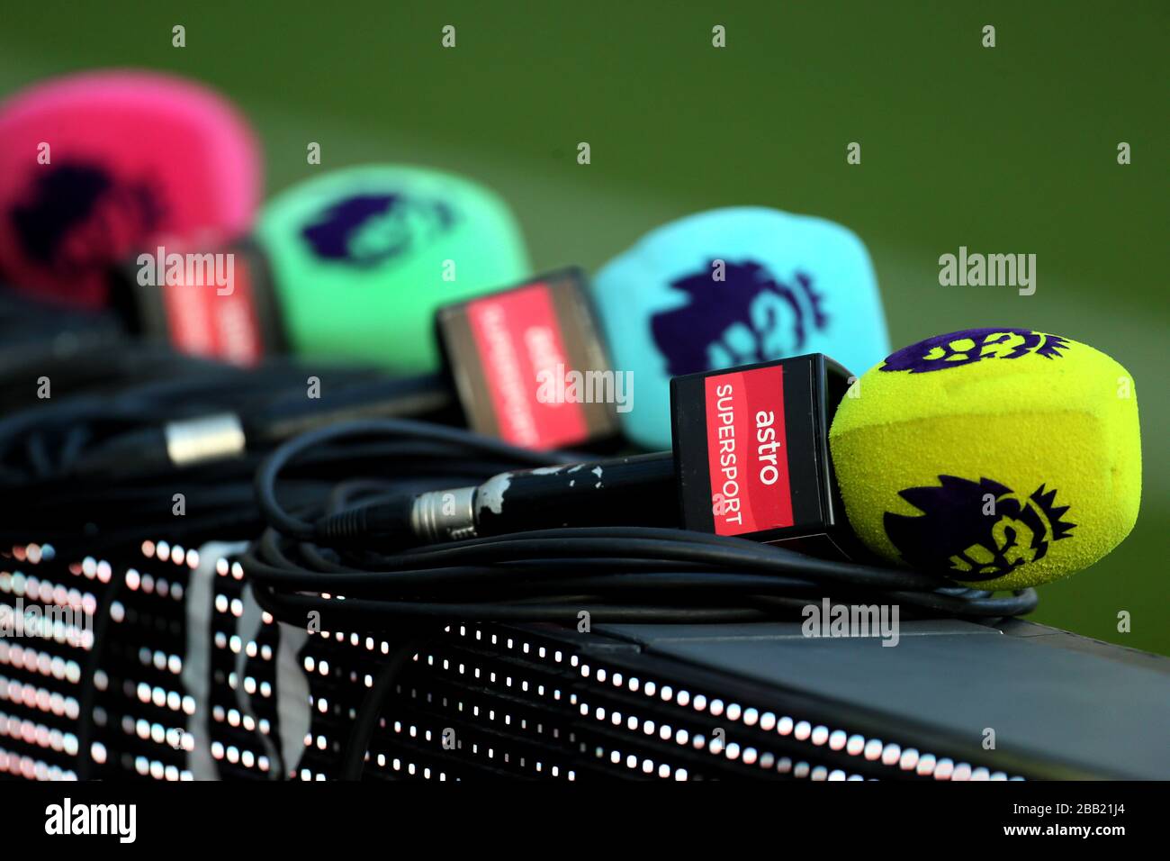 Una vista de los micrófonos de Marca Premier League Fotografía de stock - Alamy