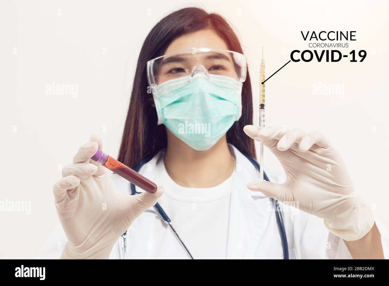 Muestra de sangre de coronavirus. Médico asiático sosteniendo tubo de prueba con sangre para análisis de covid-19. Análisis de laboratorio para análisis e inventar drogas y vacci Foto de stock