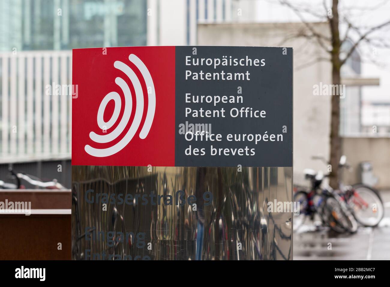 Señal a la entrada de la sede de la Oficina Europea de Patentes en Munich (OEP). Trata de la propiedad intelectual, la protección de los derechos de autor. Foto de stock