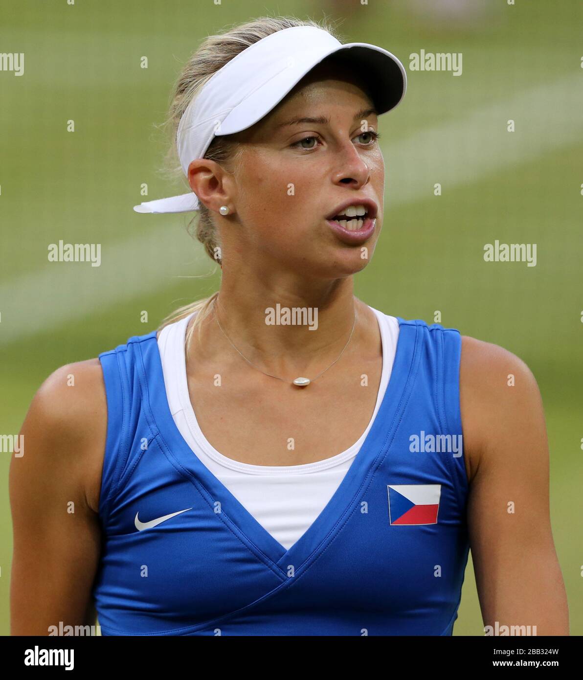 El tenis femenino dobla al jugador Andrea Hlavackova de la República Checa en acción en la final contra Serena y Venus Williams en Wimbledon en los Juegos Olímpicos de Londres 2012 Foto de stock