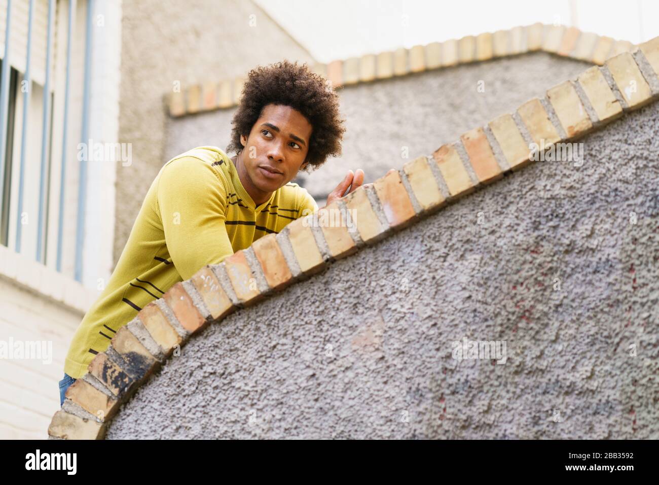 Hombre negro con pelo afro de visita turística en Granada Foto de stock