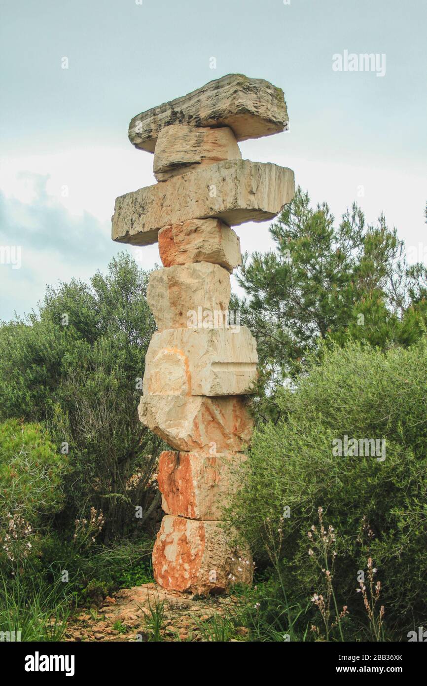 Santanyí, Mallorca / España - Marzo 25 2018: Piedras apiladas, obra de Rolf Schaffner de la serie Equilibrio Balance Foto de stock