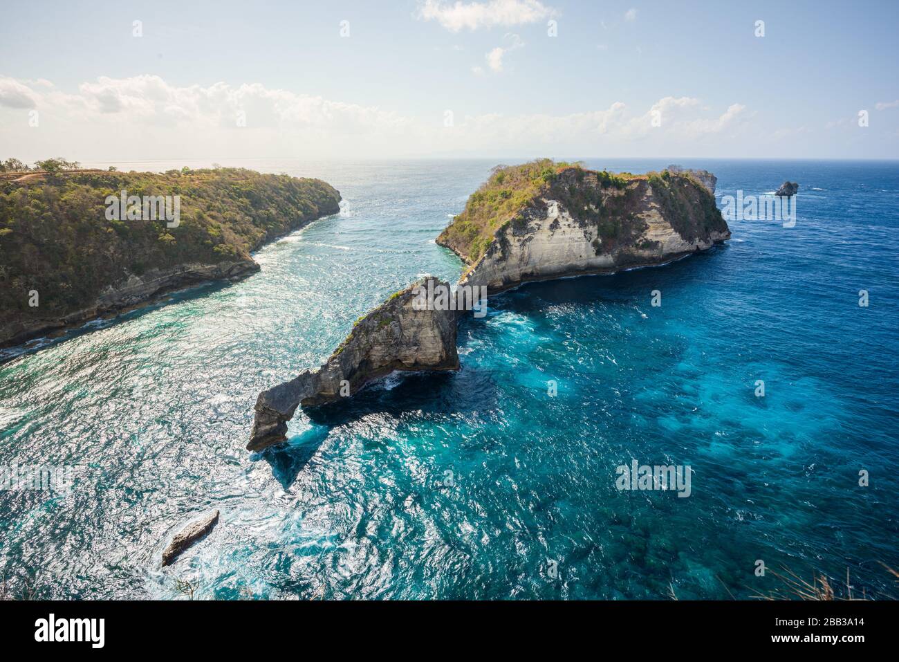 Popular lugar de fotos y destino turístico Atuh Beach en Nusa Penida, Bali, Indonesia. Playa tropical de arena blanca, con rocas marinas y acantilados en el dis Foto de stock