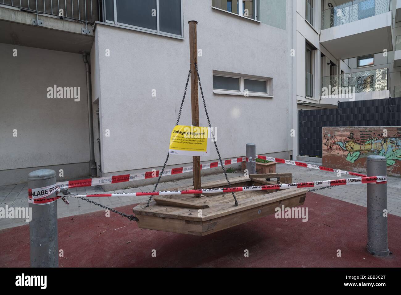 Wien, Maßnahmen gegen die Ausbreitung des Coronavirus, gesperrter Spielplatz - Viena, acción contra la propagación del virus de la Corona, parque infantil cerrado Foto de stock