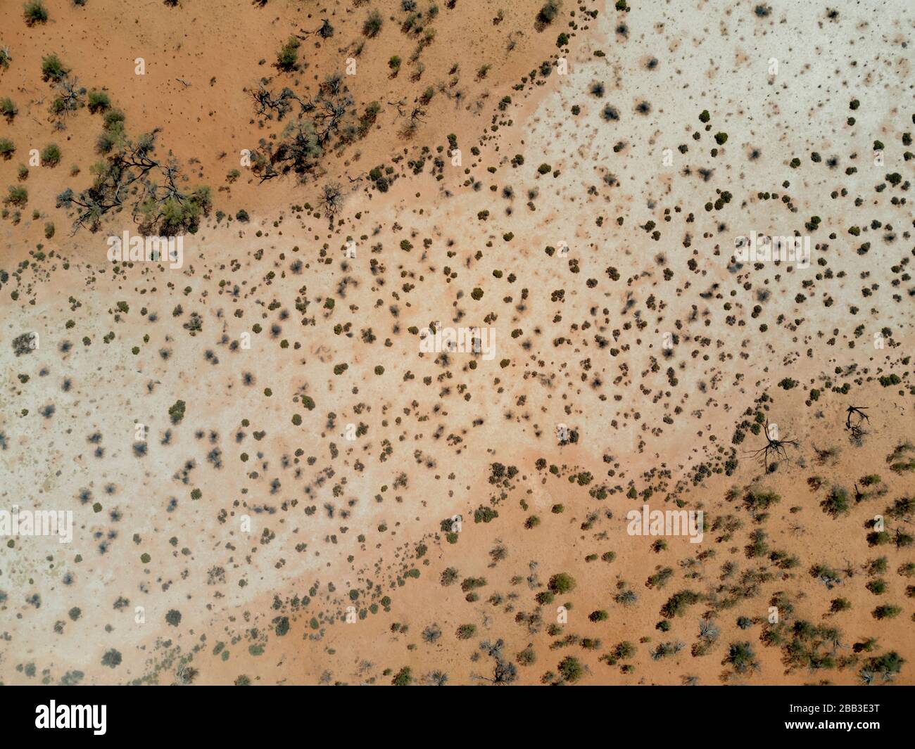 Antena de lagos salados durante la sequía en el Parque Nacional del Lago Bindegolly cerca de Thargomindah Western Queensland Australia Foto de stock