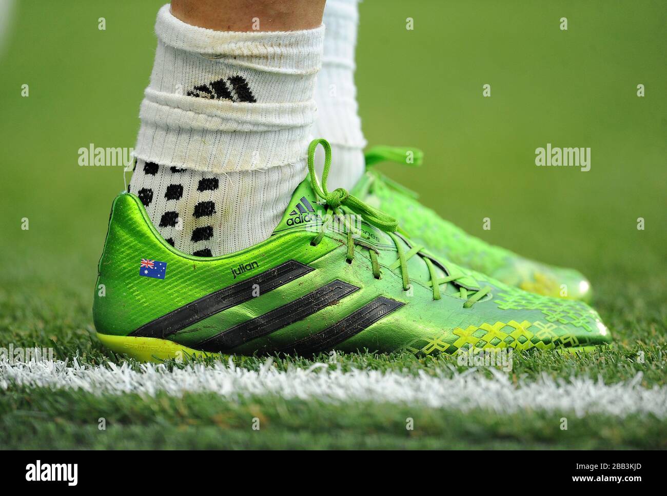 Las botas adidas del portero del Chelsea Mark Schwarzer impresas con el  nombre de su hijo Julian Fotografía de stock - Alamy