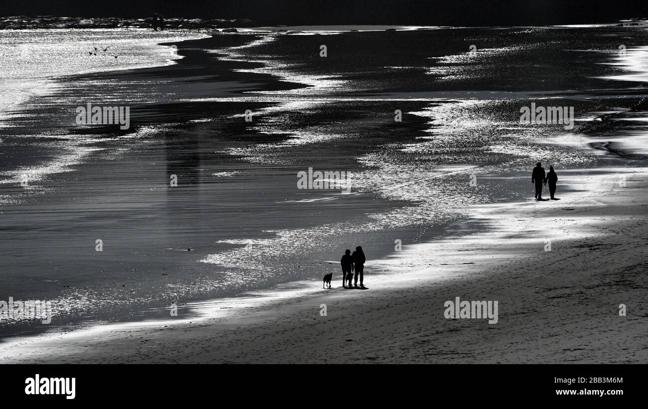 Un poco de distanciamiento social en una playa normalmente ocupada de Tynemouth. Foto de stock