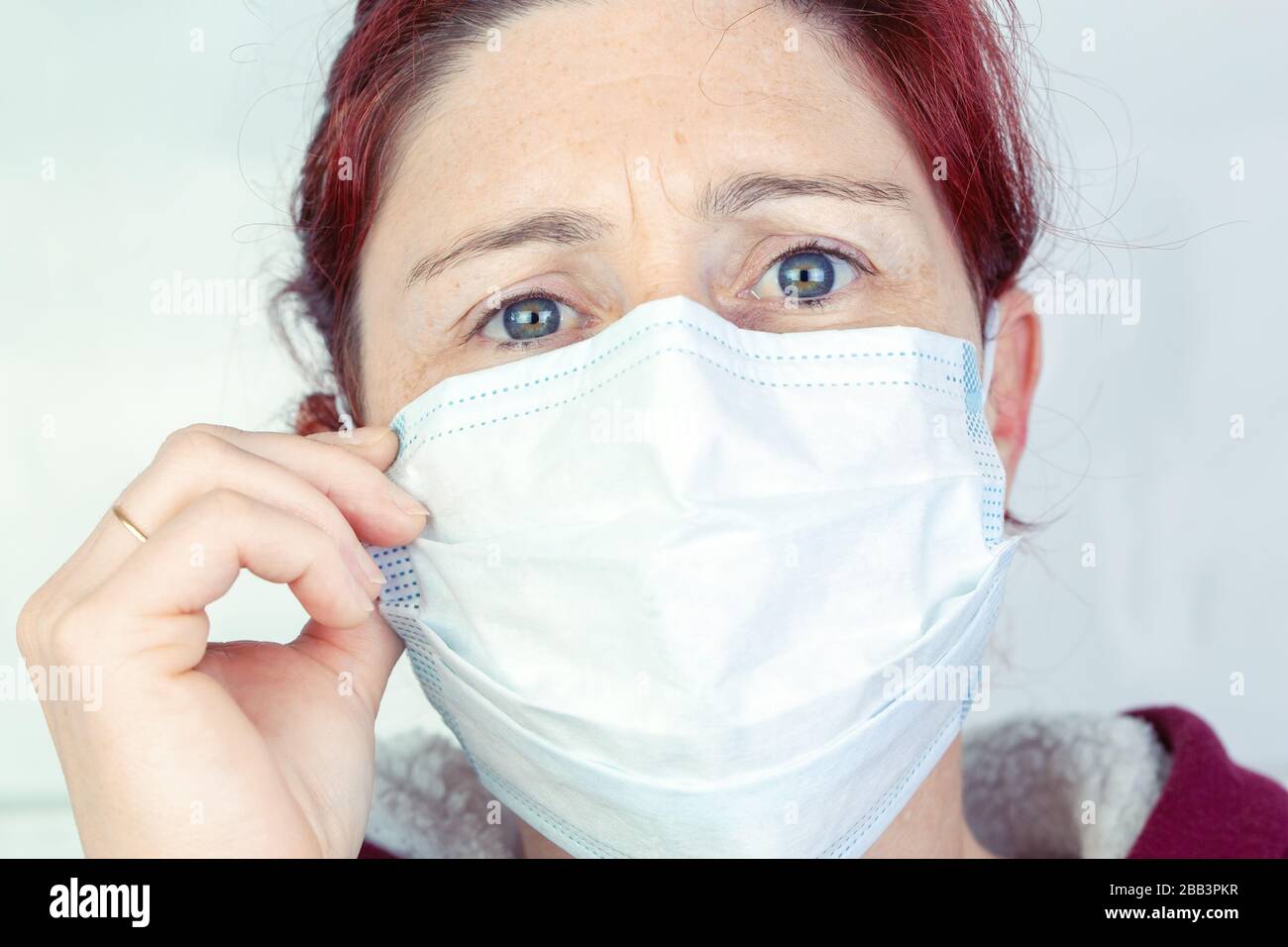 Persona con máscara médica para protección contra la gripe y las  enfermedades. Prevención propagación del virus y coronavirus epidémico  COVID-19 Fotografía de stock - Alamy