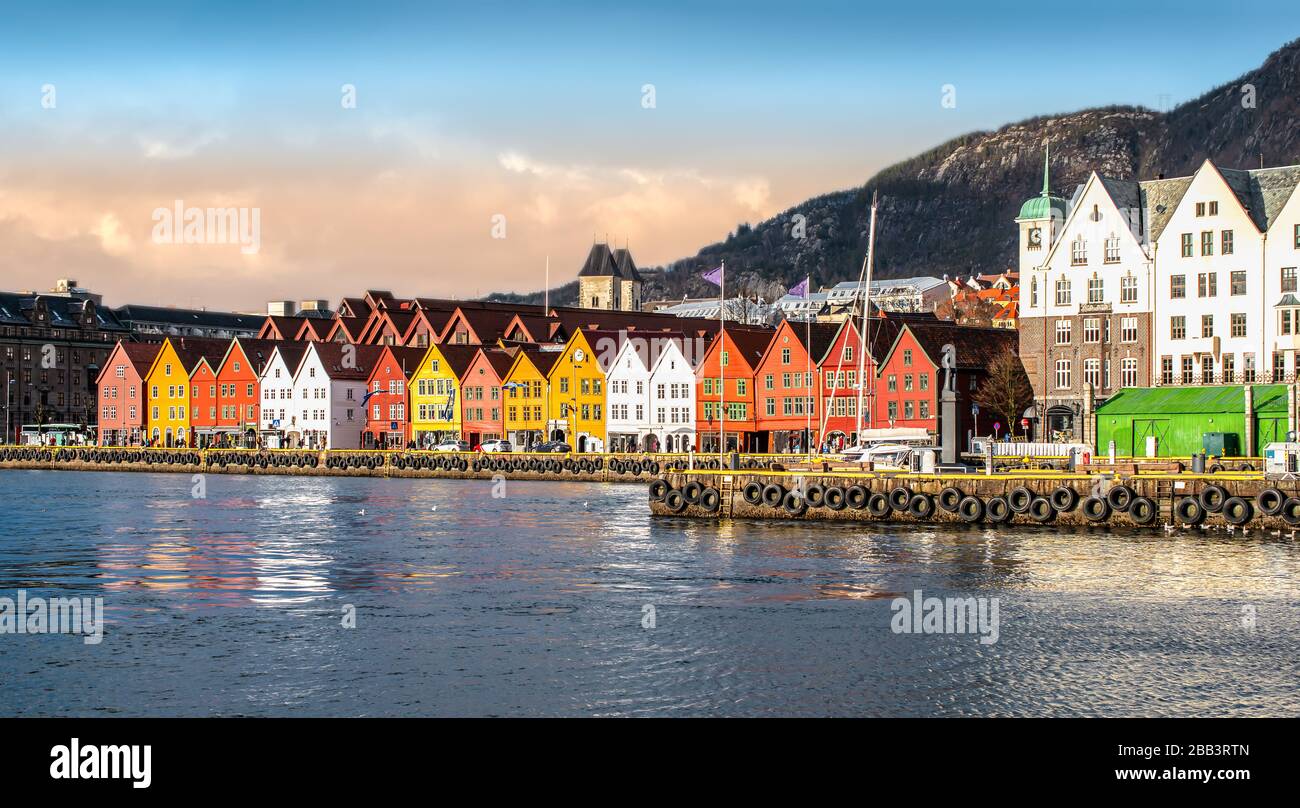 Bergen, Noruega. Vista panorámica de la ciudad y del puerto con las típicas casas tradicionales de madera de Bryggen. Foto de stock