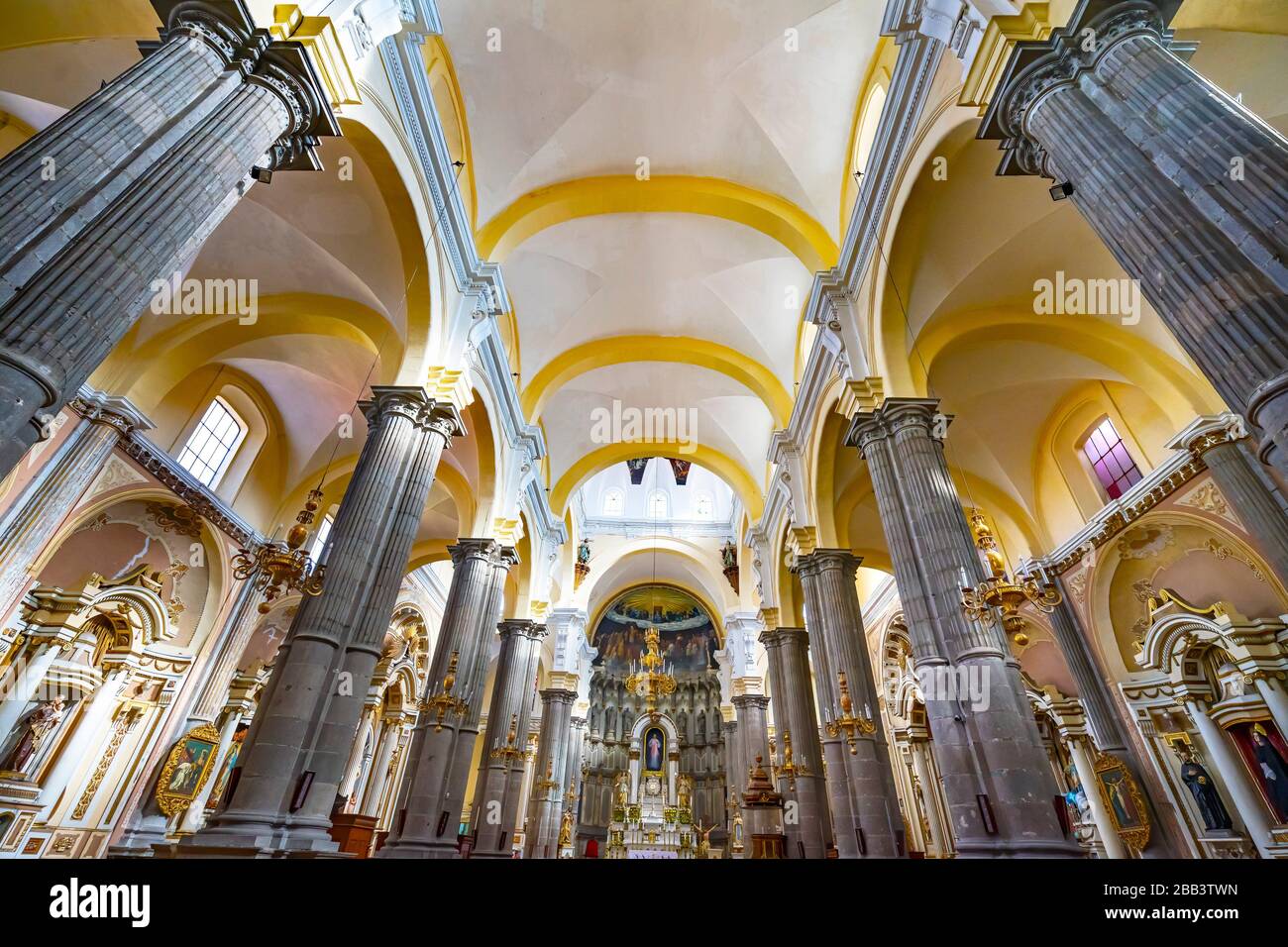 Basílica de pilares Altar Iglesia de la Compañía Puebla México. Iglesia jesuita construida en Basílica de pilares Altar Iglesia de la Compañía Puebla México. Iglesia jesuita construida en