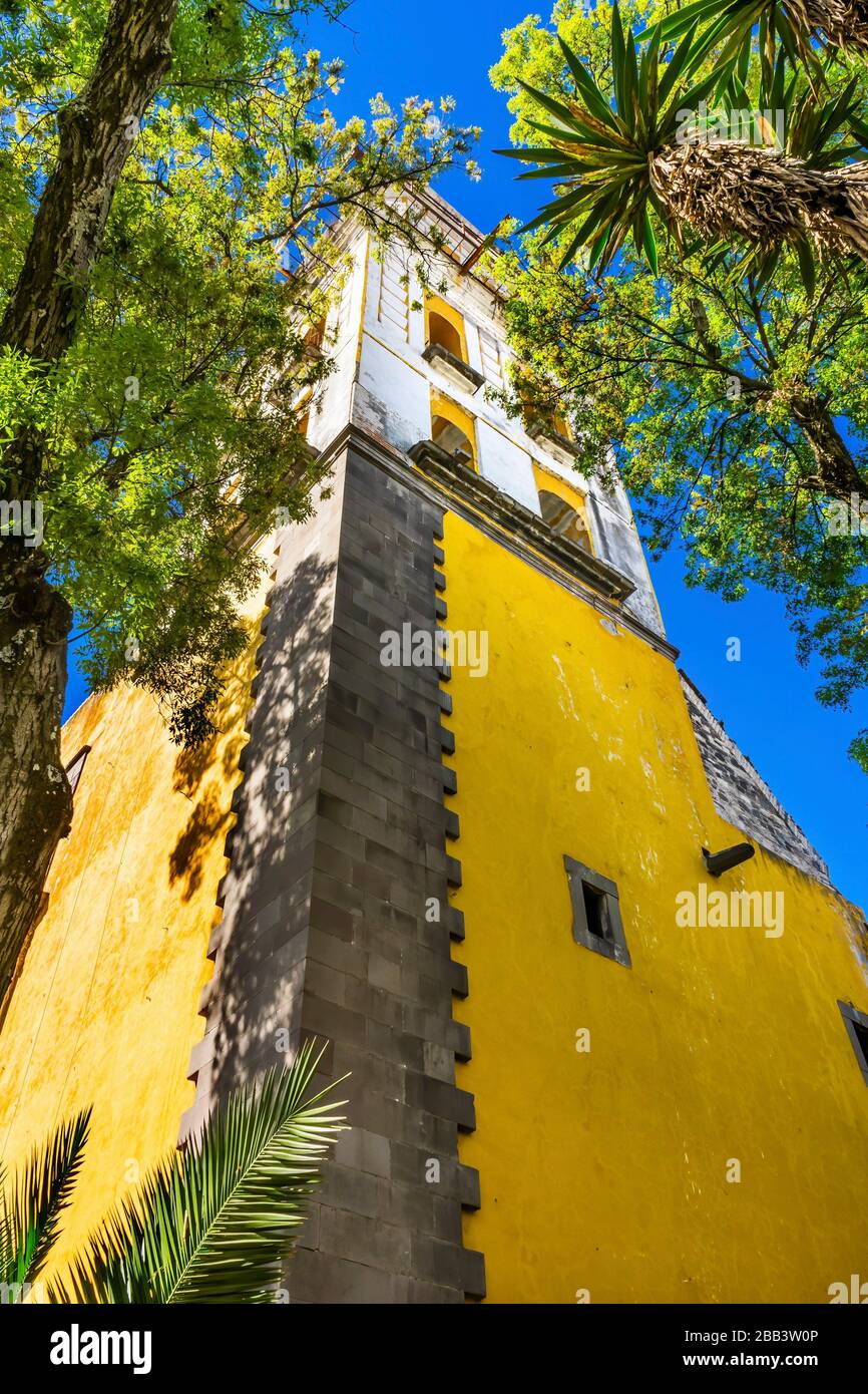Fachada Torre árboles Templo de San Agustín Iglesia Puebla México. Iglesia jesuita construida de 1555 a 1612 Fotografía de stock - Alamy Fachada Torre árboles Templo de San Agustín Iglesia Puebla México. Iglesia jesuita construida de 1555 a 1612 Fotografía de stock - Alamy