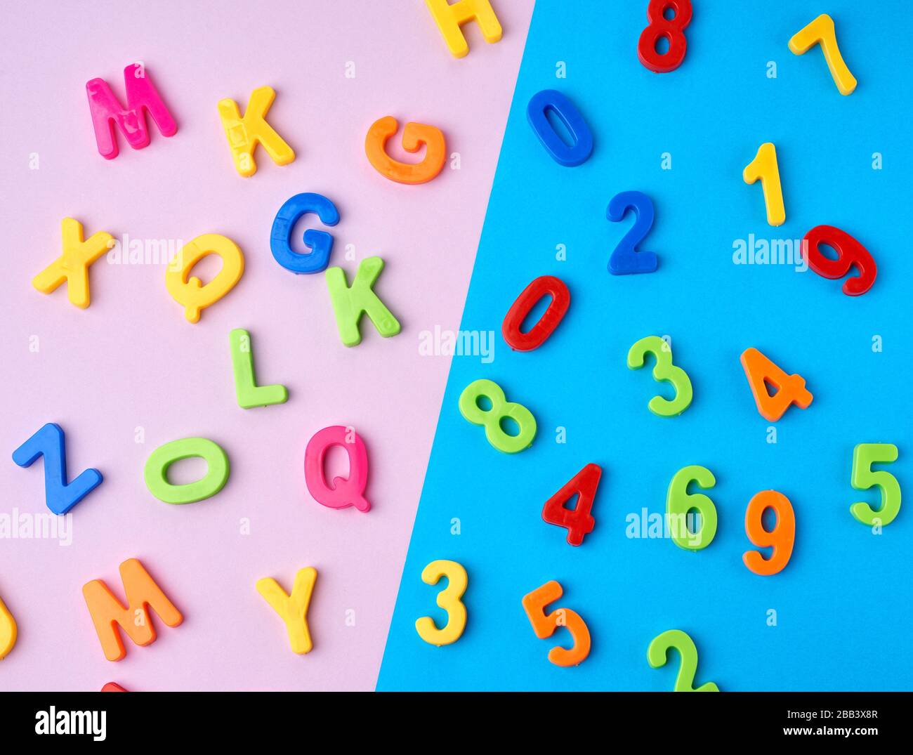 Numeros De Plastico Multicolor Y Letras Del Alfabeto Ingles Sobre Un Fondo Azul Violeta Vista Superior Vuelta A La Escuela Fotografia De Stock Alamy